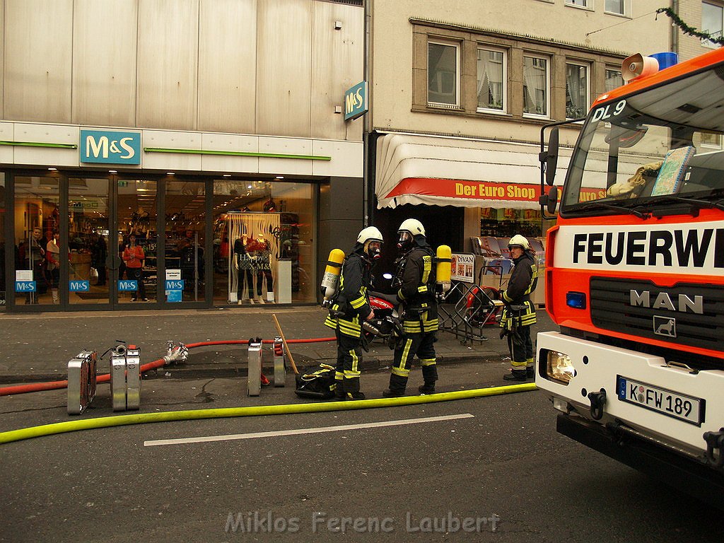 Feuer Koeln Muelheim Frankfurterstr Wiener Platz P53.JPG